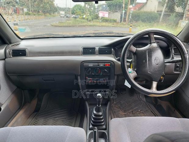 Nissan Sunny 2002 White