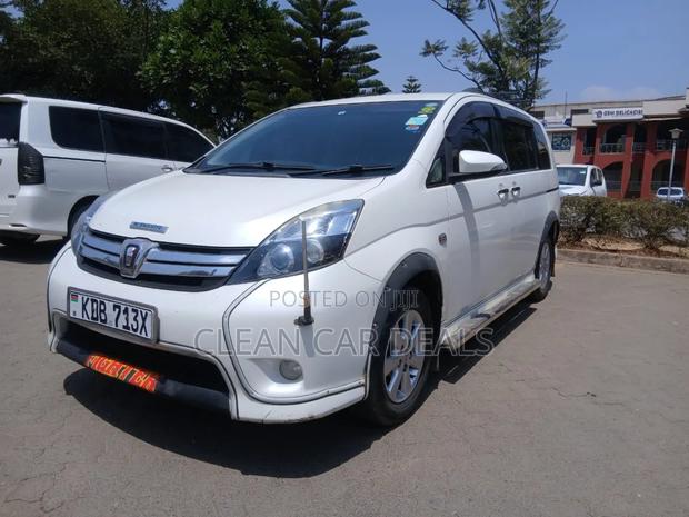 Toyota ISIS 2014 White