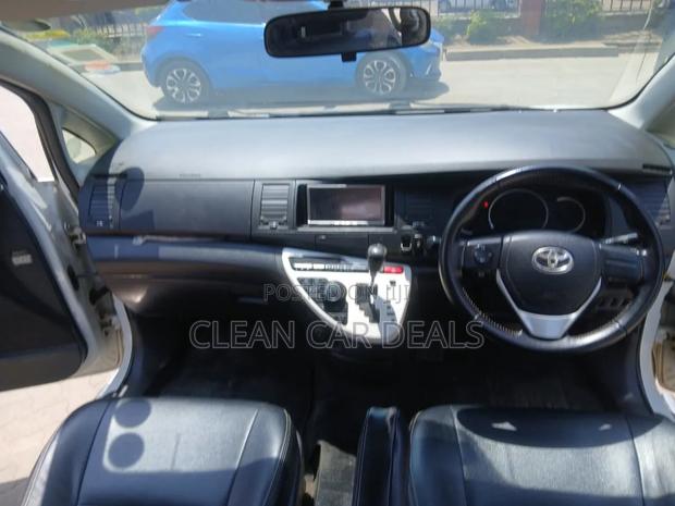 Toyota ISIS 2014 White