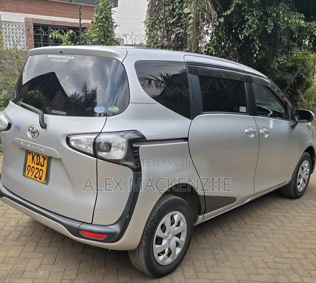 Toyota Sienta 2016 Silver