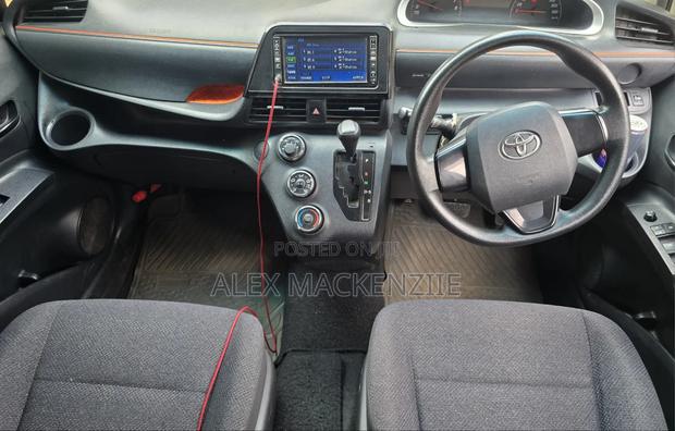 Toyota Sienta 2016 Silver