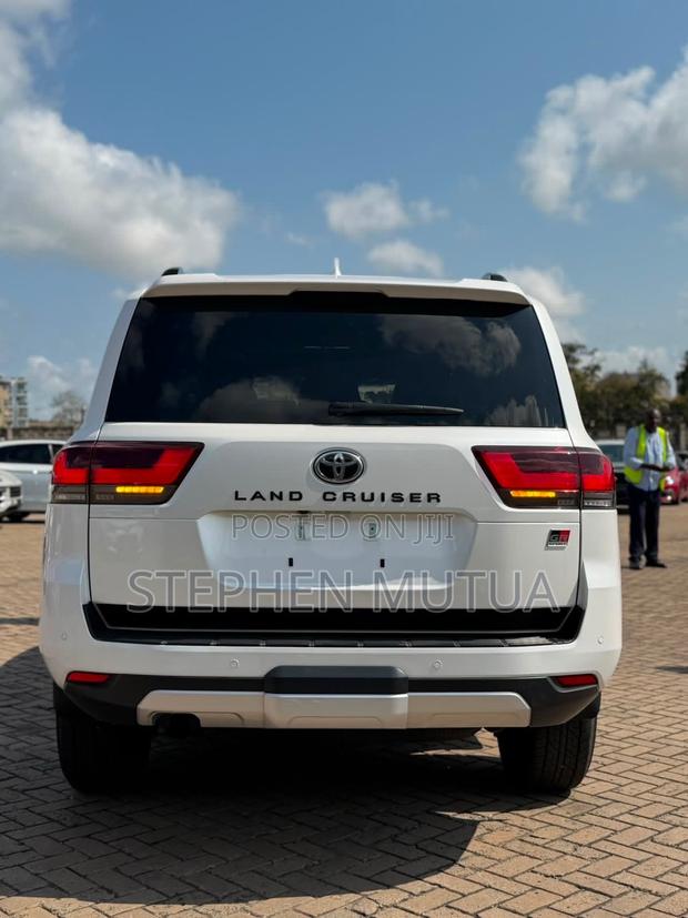 Toyota Land Cruiser LC300 2022 White