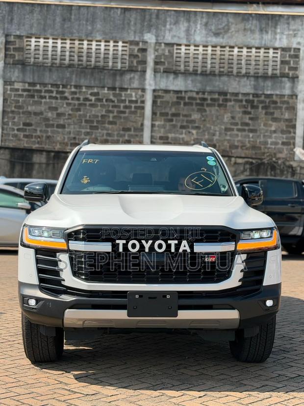 Toyota Land Cruiser LC300 2022 White