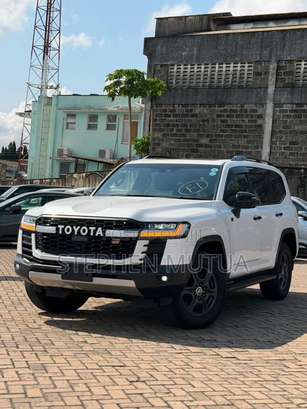 Toyota Land Cruiser LC300 2022 White