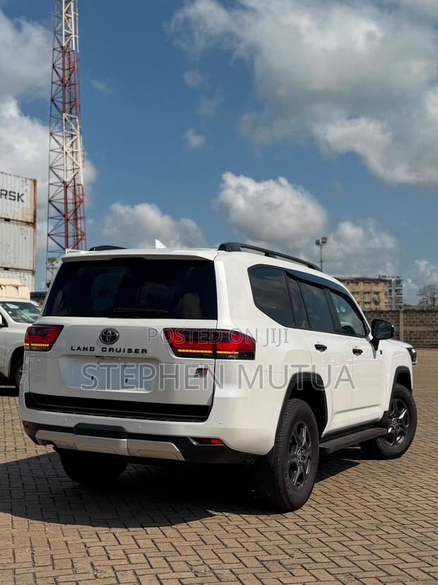 Toyota Land Cruiser LC300 2022 White