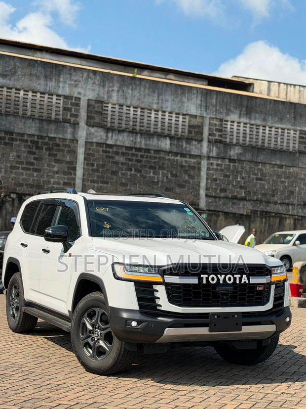 Toyota Land Cruiser LC300 2022 White