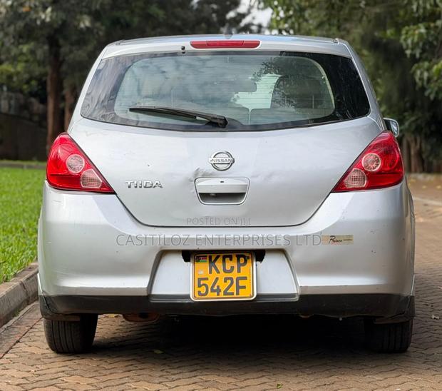 Nissan Tiida 2010 Silver