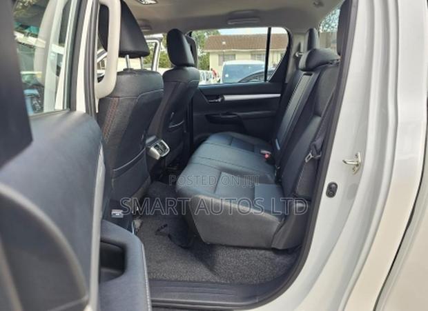 Toyota Hilux 2024 Off white