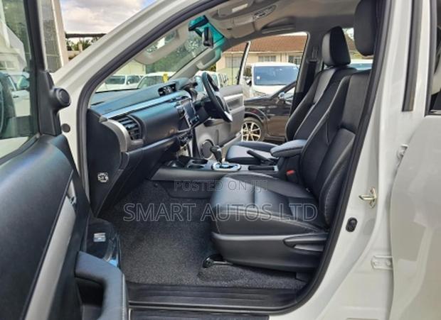 Toyota Hilux 2024 Off white