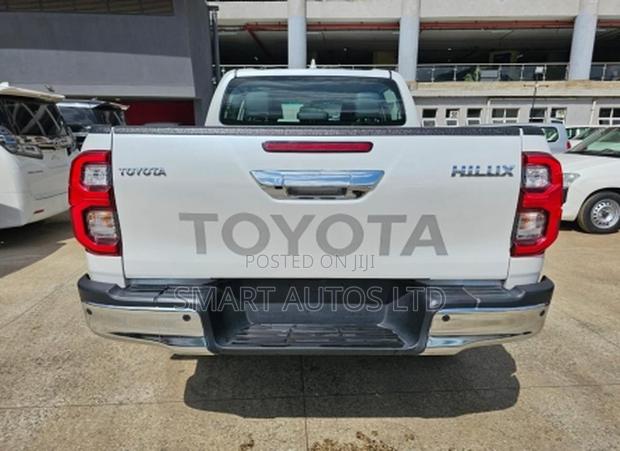Toyota Hilux 2024 Off white