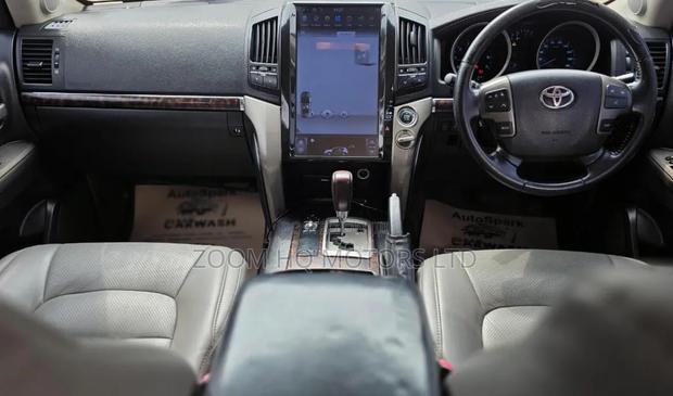 Toyota Land Cruiser 2007 White