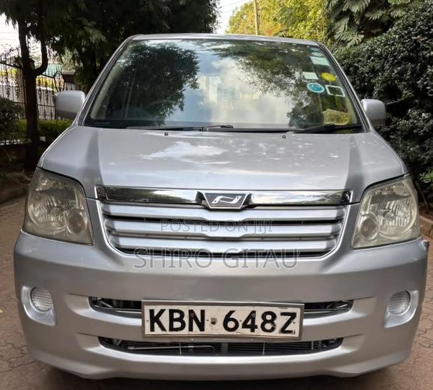 Toyota Noah 2002 Silver