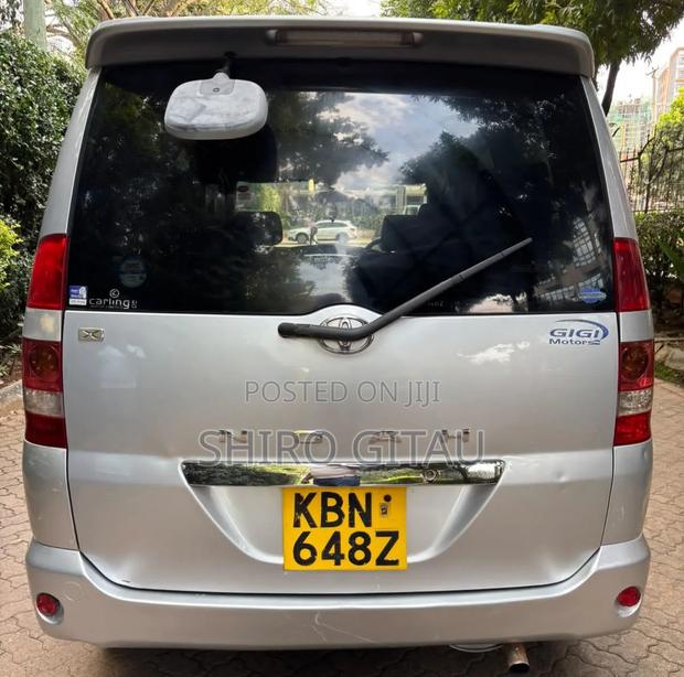 Toyota Noah 2002 Silver
