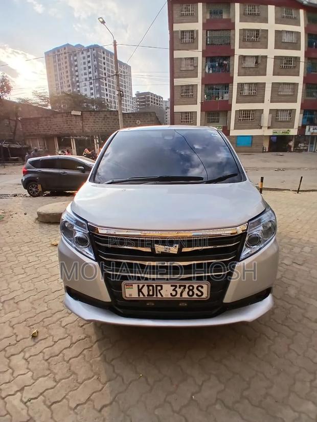 Toyota Noah 2017 Silver