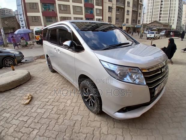 Toyota Noah 2017 Silver