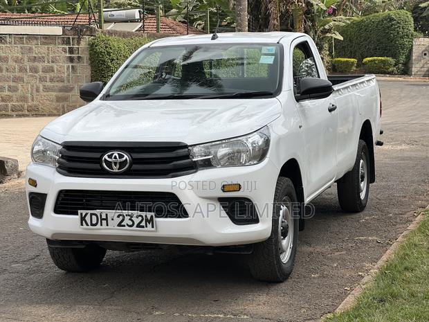 Toyota Hilux 2022 White