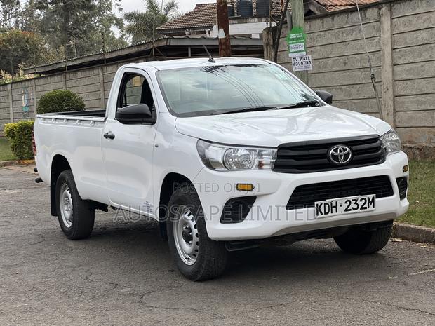 Toyota Hilux 2022 White