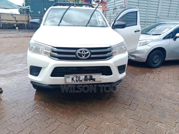 Toyota Hilux 2023 White