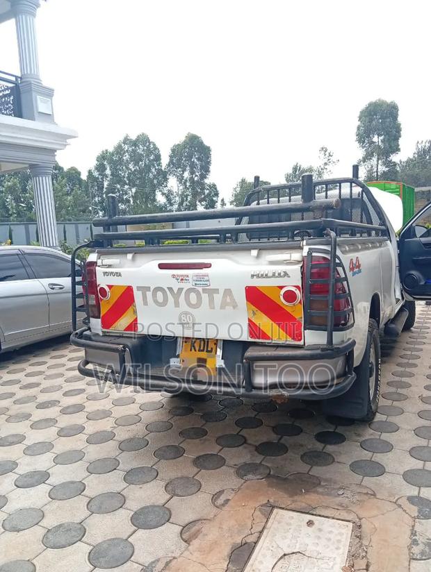 Toyota Hilux 2023 White