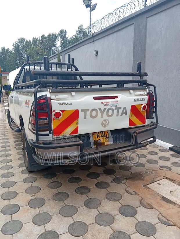 Toyota Hilux 2023 White