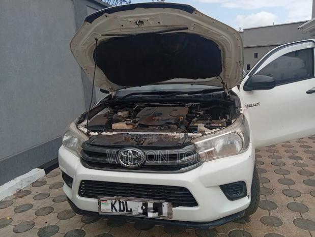 Toyota Hilux 2023 White