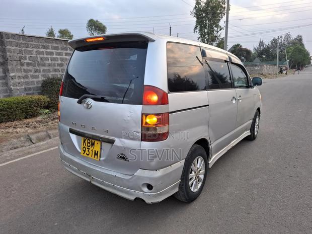 Toyota Noah 2003 Silver