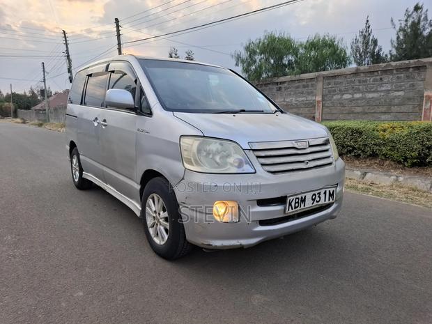 Toyota Noah 2003 Silver