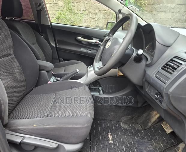 Toyota Auris 2010 Red
