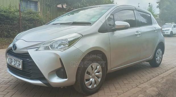 Toyota Vitz 2017 Silver