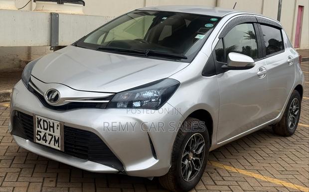 Toyota Vitz 2015 Silver