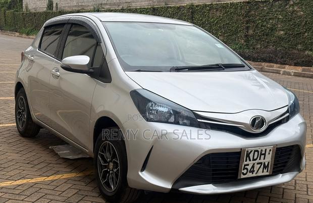 Toyota Vitz 2015 Silver