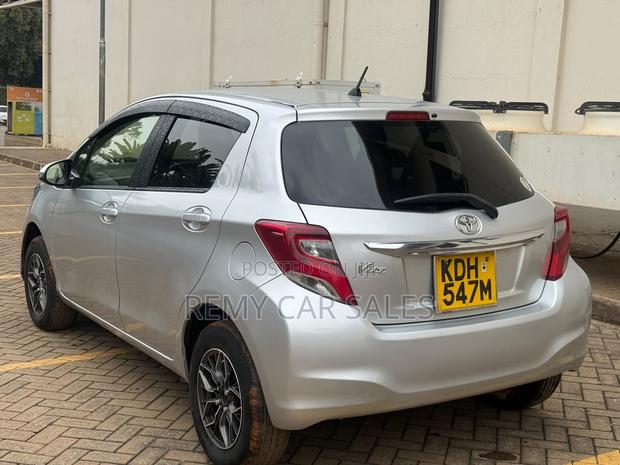 Toyota Vitz 2015 Silver