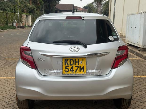 Toyota Vitz 2015 Silver