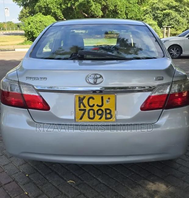 Toyota Premio 2011 Silver