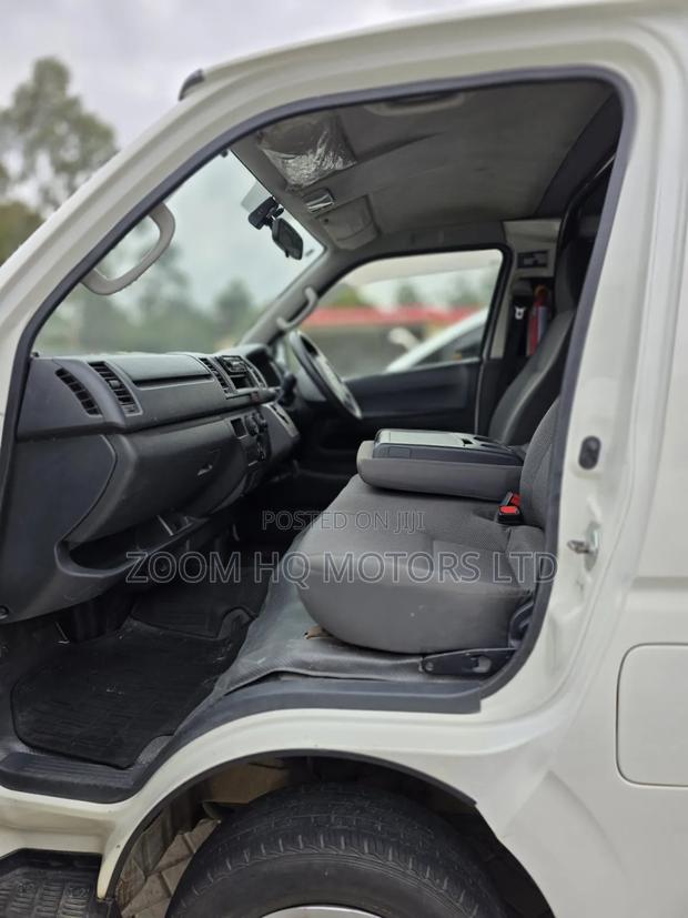 Toyota Grand HiAce 2000 White