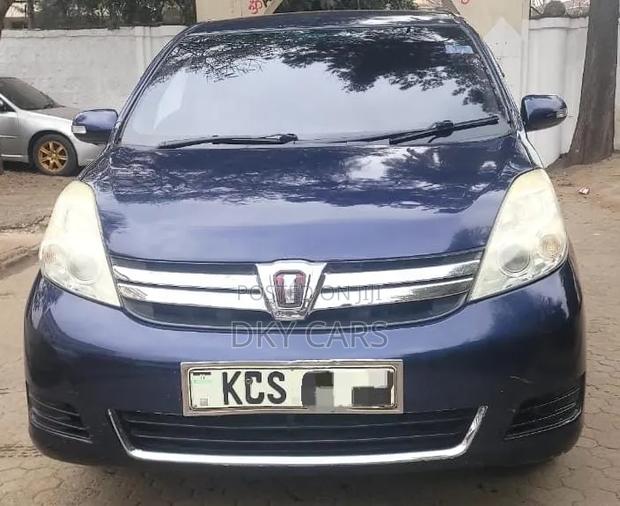 Toyota ISIS 2013 Blue