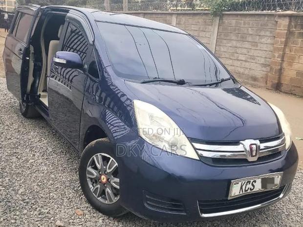 Toyota ISIS 2013 Blue