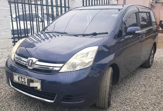 Toyota ISIS 2013 Blue
