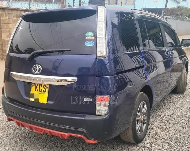 Toyota ISIS 2013 Blue