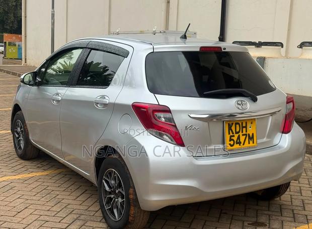 Toyota Vitz 2015 Silver