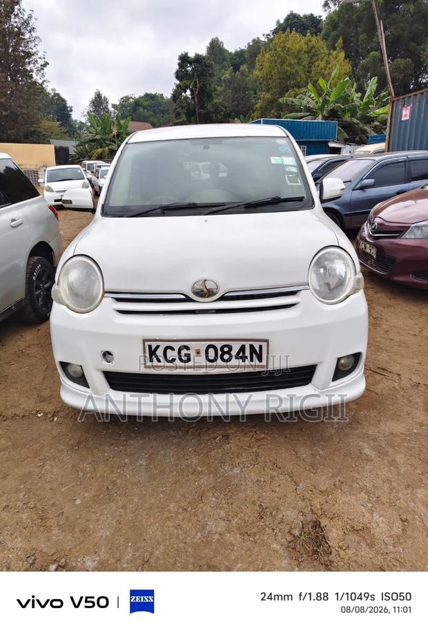 Toyota Sienta 2010 White