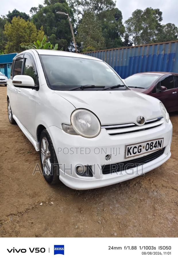 Toyota Sienta 2010 White