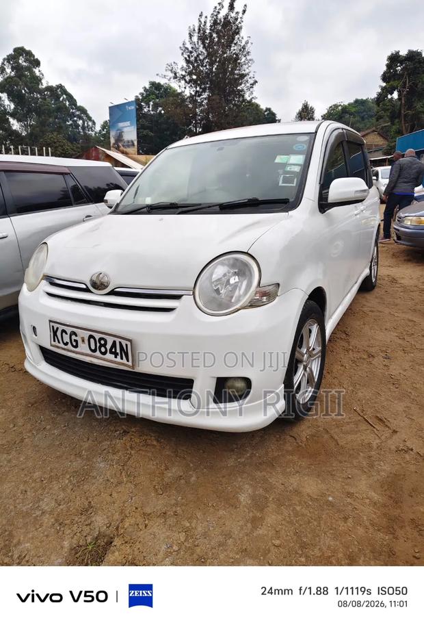 Toyota Sienta 2010 White