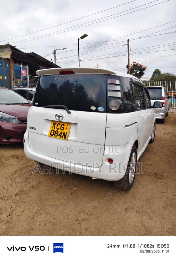 Toyota Sienta 2010 White