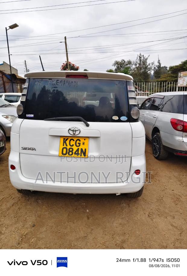 Toyota Sienta 2010 White
