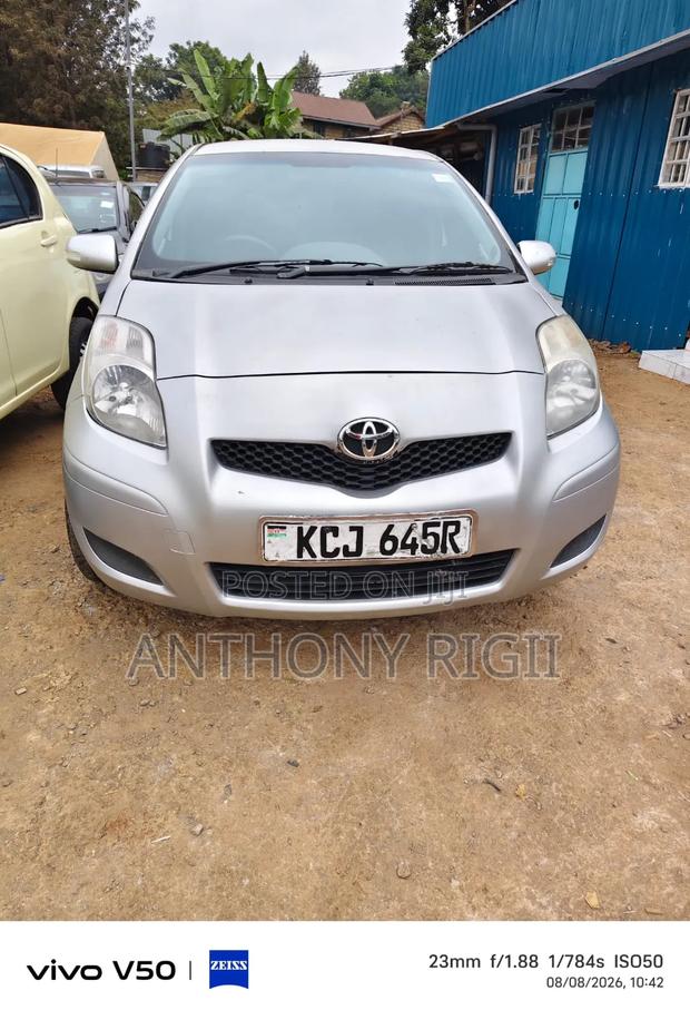 Toyota Vitz 2009 Silver