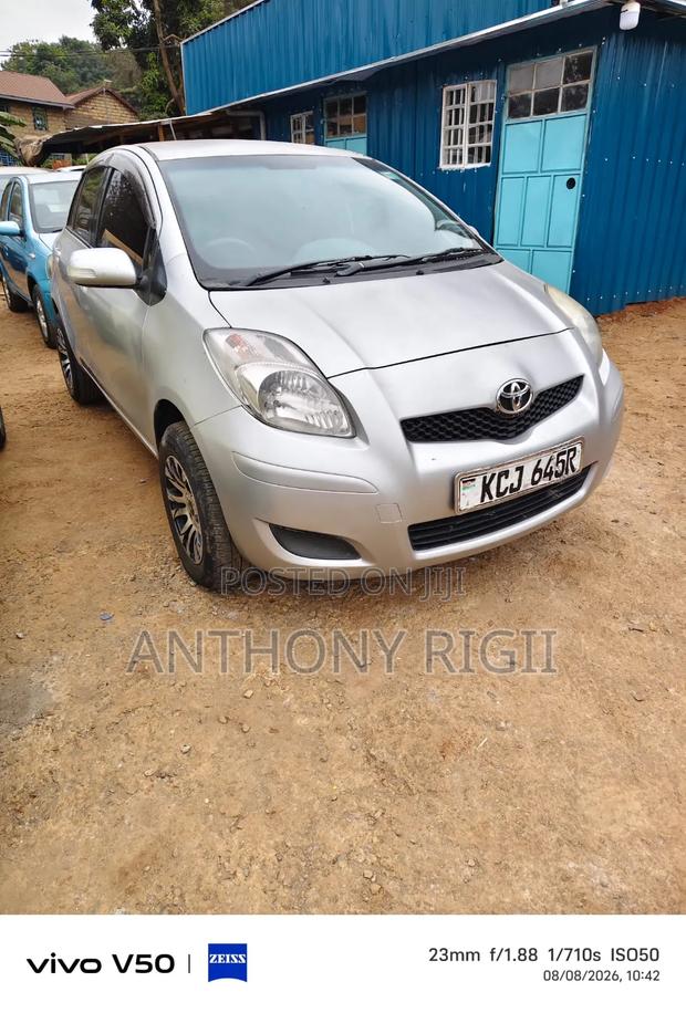 Toyota Vitz 2009 Silver