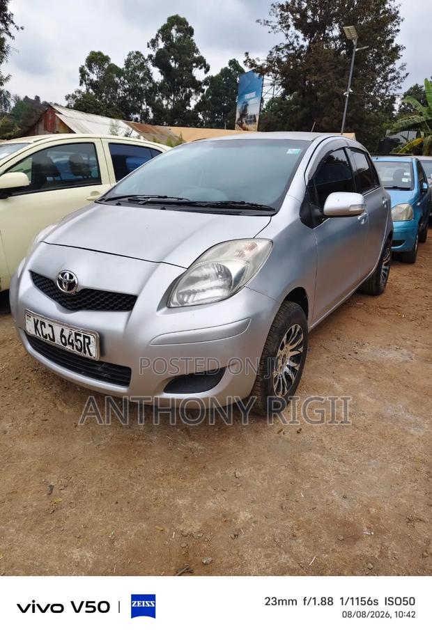 Toyota Vitz 2009 Silver