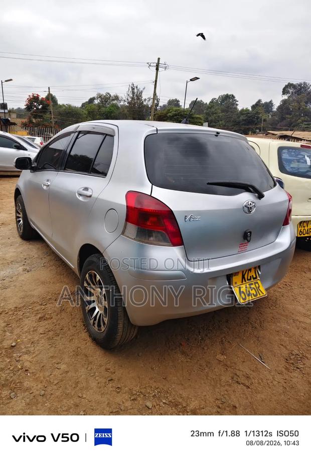 Toyota Vitz 2009 Silver