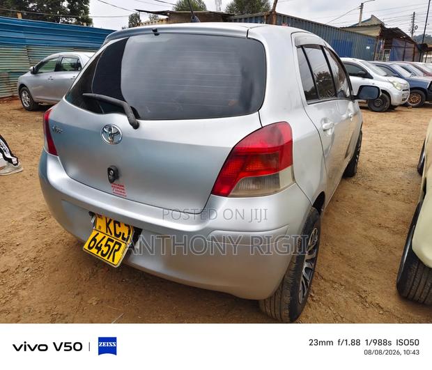 Toyota Vitz 2009 Silver